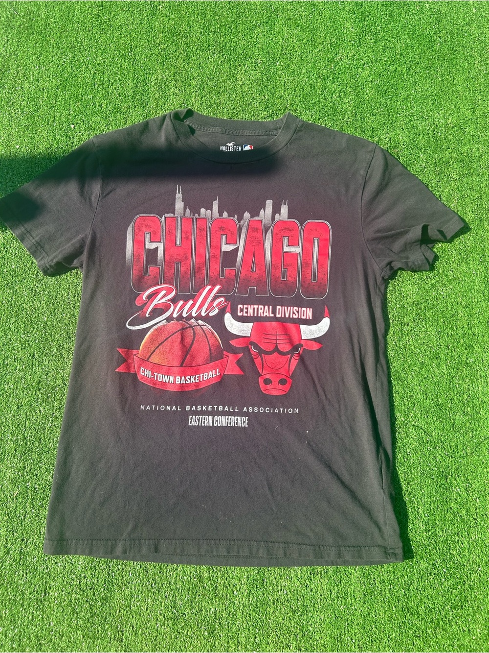 Hollister Black Chicago Bulls Red Graphic Tee